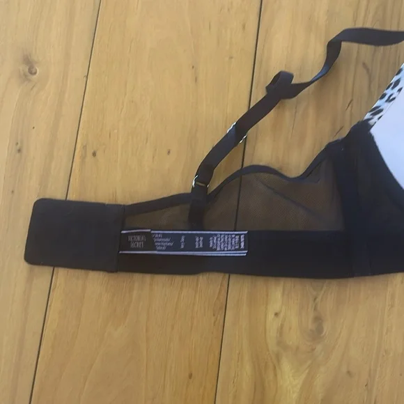 Victoria Secret Very Sexy Push Up Bra. Animal print cups. - Picture 3 of 3
